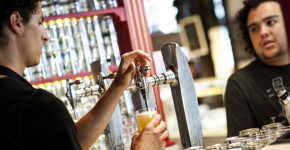 Un camarero atendiendo en un bar. Los españoles trabajamos un 20% más de horas que los alemanes. GDG (GTres)
