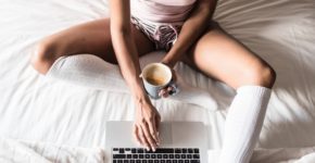 Mujer en su habitación con el ordenador. David-Prado (iStock)