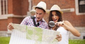 Turistas con un mapa. ANNA BIZON (GtresOnline)