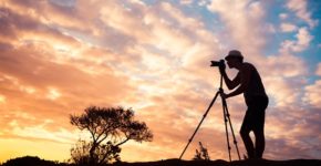 Fotógrafo con su cámara y trípode. Kieferpix (iStock)