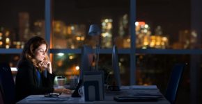 Trabajadora de noche en una oficina. DragonImages (iStock)