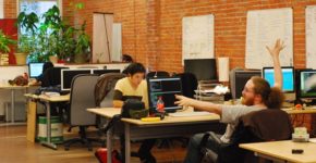 Una trabajadora recién contratada junto a su nueva jefa. Monkeybusinessimages (iStock)