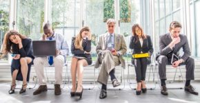 Candidatos antes de una entrevista de trabajo. Oneinchpunch (iStock)