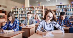 Estudiantes en una biblioteca. Shironosov (iStock)
