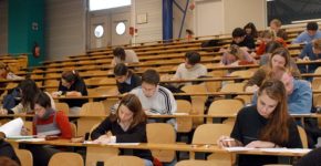 Estudiantes haciendo el examen de Selectividad (Gtres)