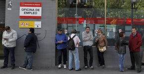 Parados esperando en una Oficina Empleo