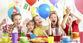 niños celebran cumpleaños