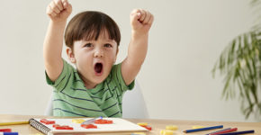 niño feliz en la guardería