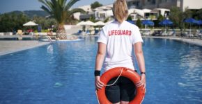 Socorrista en una piscina. Diverroy (iStock)