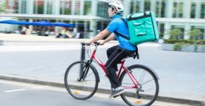 Repartidor de comida en bicicleta. Daisy-Daisy (iStock)