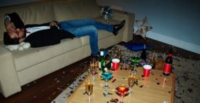 Hombre con resaca tras una fiesta en su casa. Shironosov (iStock)