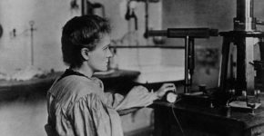 Marie Curie en su laboratorio. (Wikipedia Creative Commons)