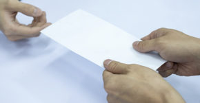 Cómo hacer una carta de renuncia voluntaria de trabajo (Istock).