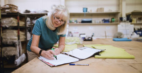 Mayores de 55 años trabajando (Istock)