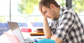 Estudiante frustrado. AntonioGuillem (iStock)
