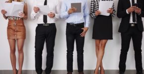Candidatos entes de una entrevista de trabajo. Gpointstudio (iStock)