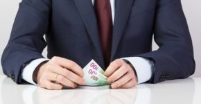 Un empresario con dinero para sus empleados. Ajcabeza (iStock)