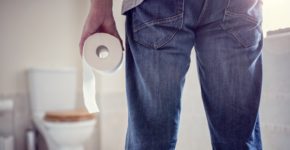 Hombre con papel higiénico. BrianAJackson (iStock)