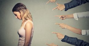 10 cosas prohibidas en un trabajo (istock)