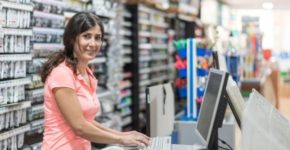 Trabajadora atendiendo a clientes (iStock)