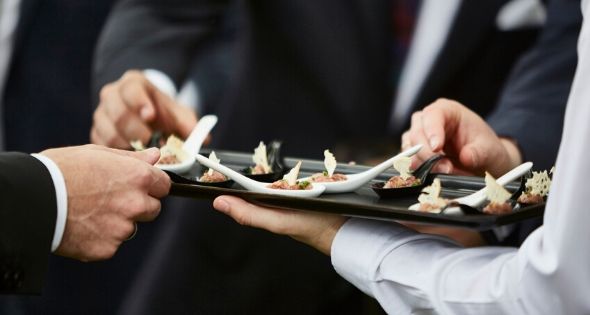 Adecco ha publicado nuevas ofertas de empleo para trabajar en el sector de la hostelería en Madrid (Istock)
