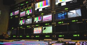 Cabina de realización en televisión (iStock)