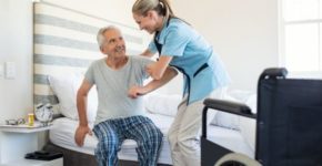Buscan a auxiliares de a domicilio (iStock)