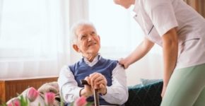 mujer cuidando a un hombre mayor (iStock)