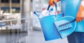 Trabajar como peón de limpieza (iStock)