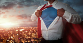 Superhéroe con la ciudad de fondo (Istock)