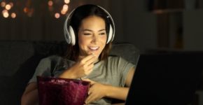 Chica viendo películas (iStock)
