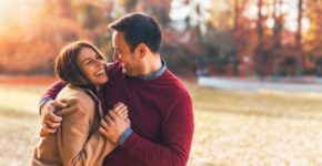 Pareja pasando el fin de semana juntos (iStock)