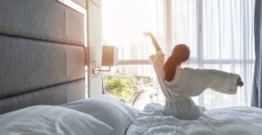 Persona en cama de lujo