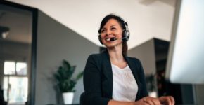 Chica trabajando de teleoperadora (iStock)