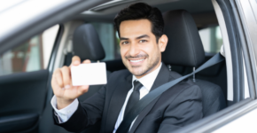 Hombre en traje con el carnet de conducir